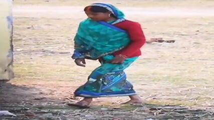 Desi Village Indien Nouvelle Fille Mariée Ouvre Pisse