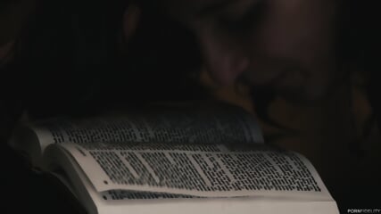 Abella Danger Leyendo La Biblia Y Blasfemia De Mierda.