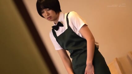 Japońskie Nastoletnie Kelnerki Wkładają W Restauracji Wibrator Zdalnie Sterowany I Ruchają Się W łazience
