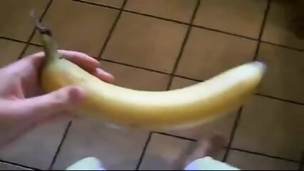 Petite Sexy Se Masturbe Avec Une Banane