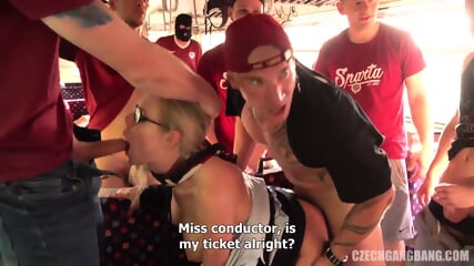 La Fille Du Ticket Tchèque Se Lance Dans Une Orgie Gangbang Avec Plusieurs Hommes Dans Le Bus