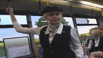 Hôtesse De L'air Aux Gros Seins Branlette Publique Dans Le Bus