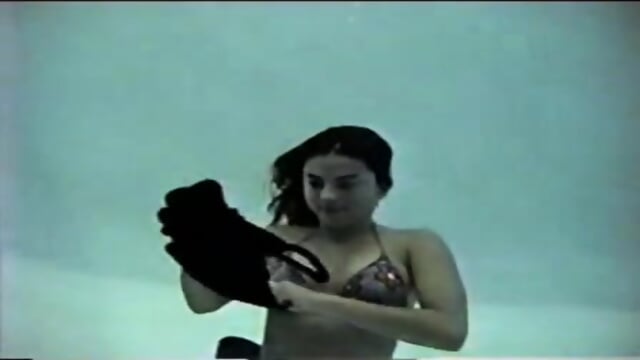 Girl underwater breath hold and swimming - Julie 1 - Underwater Fan