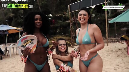 ¡Influencer Caliente Besa A Turista Casada En Playa En Brasil!