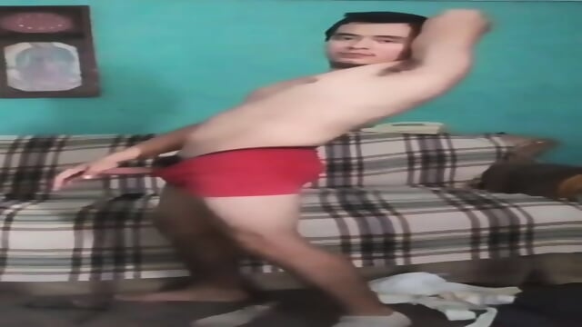 jesus en boxer exitado tocándose el pene grueso