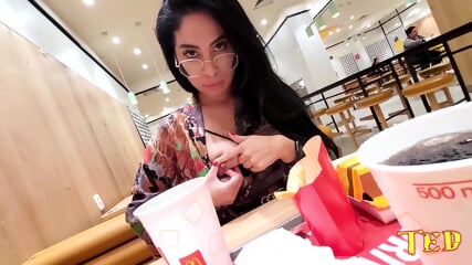 Ela NÃ£o Aguentou E Fez Um Boquete  Mc Donald's -  Bundao