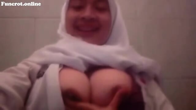 Abg Hijab Pamer Toge Di Kamar Mandi Sekolah (Maaa)