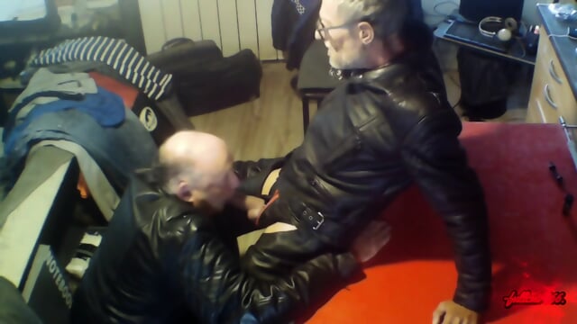 Leather fuck session partie 1.