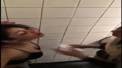 Des filles qui se lÃ¨ches dans des toilettes