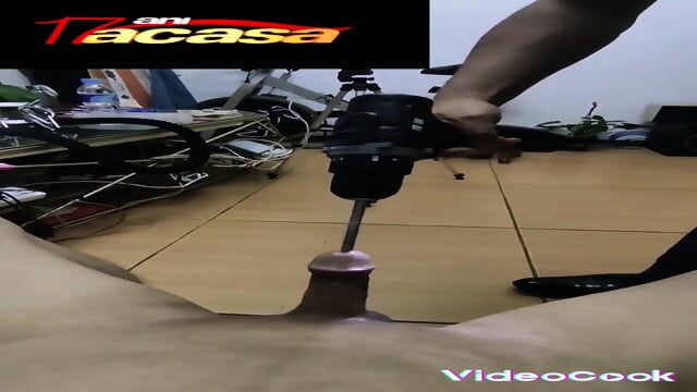 un tip brunet  e ejaguleaja sperma cu bor masina lui moisa robert