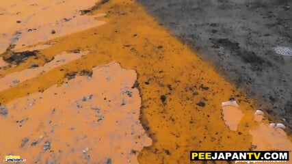 Goldenshower japanese babe peeing