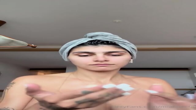 nangi ghr me  ghumti he