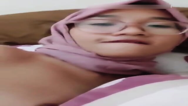 Bokep Indo ABG Jilbab Pamer Memek