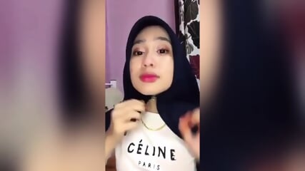 Bokep Indo Tanteu Jilbab Lagi Sange