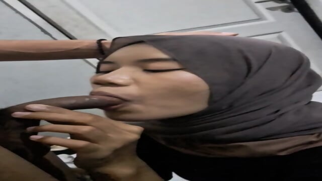 Heboh Mahasiswi Hijab Binal Nyepong Kontol