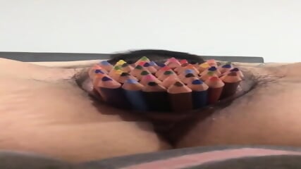 Memeknya jadi tempat pensil