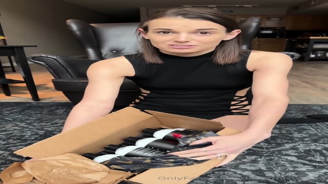 Cuzona only unboxing her stuff to stuff