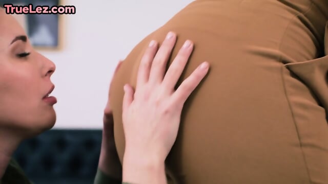 Perkytitted lez in strapon fuck