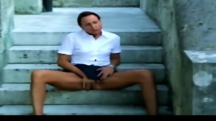Deutscher Amateur masturbiert drauÃen zum Orgasmus