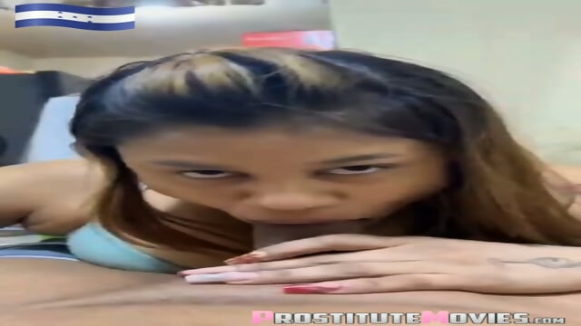 Alejandra Velasquez soy Chica Prepago hondureña blowjob a mi cliente por dinero