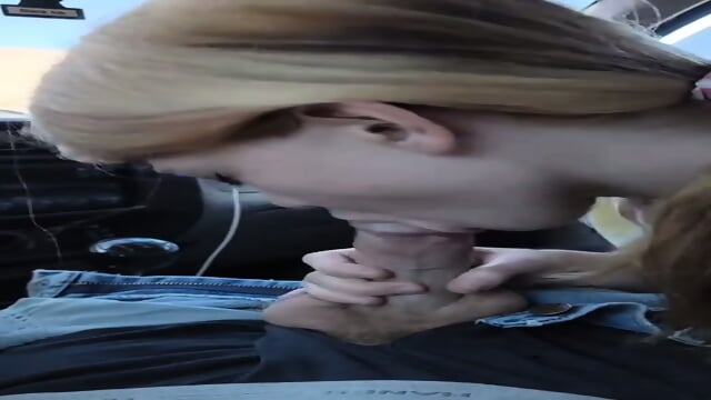 Teen slut sucks off her boyfriend in the car