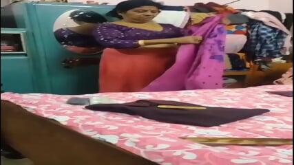 Desi Mature Aunties Secretly Record While Having Bathing & Dressing