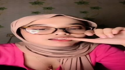Hijab girl playing with her tits