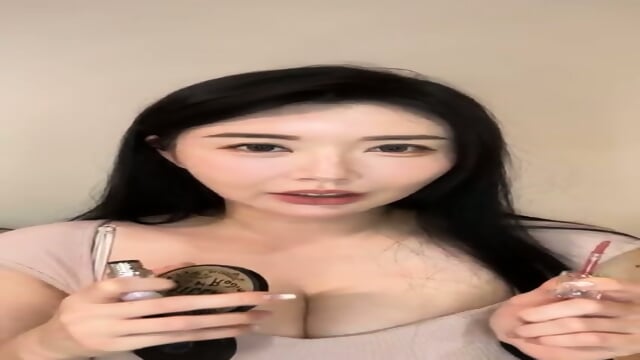 Sexy streamer is huge player