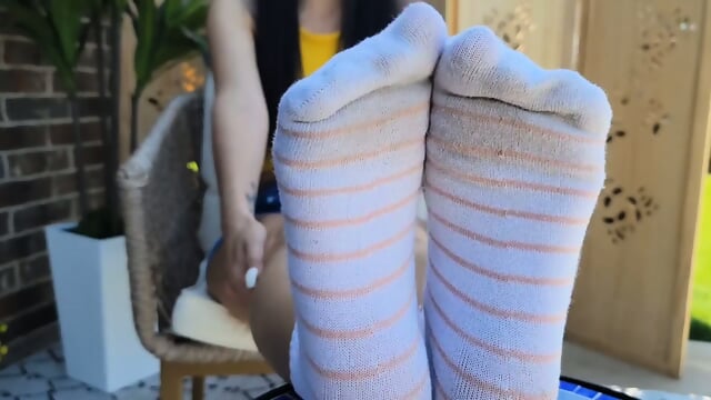 Cookie taking off her socks - Screenshot 7 of 15 - Latina
