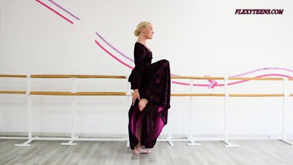 Gymnaste Blonde Nue Petite Bridge Canapé Flexible Adolescent Hongrois Ballet Exercices Sport Yoga Fitness Softcore étirement