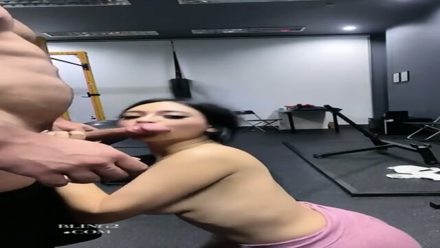 Tante Opplylany Sepong Kontol Bule Di Gym