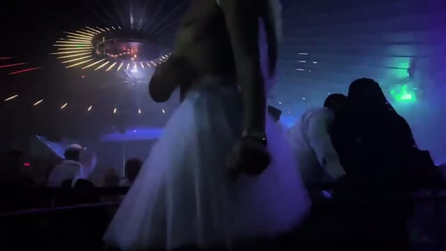 Casada se divierte en gloryhole