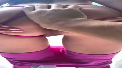 La jeune femme est tres curieuse de connaitre le gout du penis