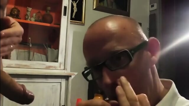 Saugender Nachbar: Amateur-Blowjob von einem Muskelprotz