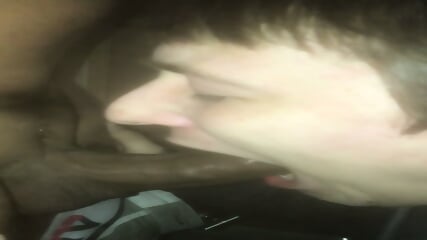 Jeune Blanc Francais Suce comme une salope Une grosse bite de Black dans une cave et se prend un enorme facial (part 1)
