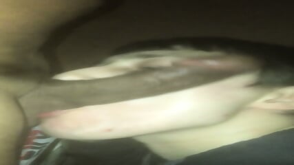 Jeune Blanc Francais Suce comme une salope Une grosse bite de Black dans une cave et se prend un enorme facial (part 1)