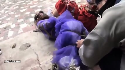 Chinese Bondage Female Catching Head 3