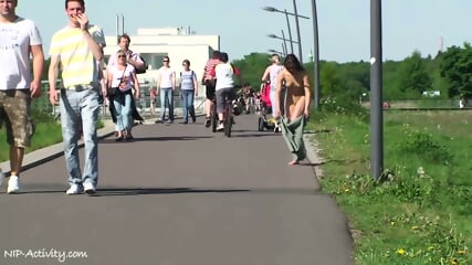 July zeigt ihre geile gepiercte Fotz und die Titten in Public