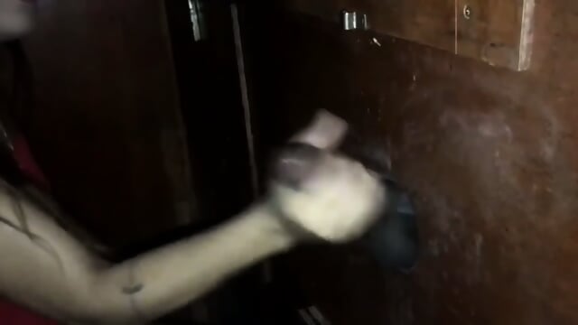 Esposa do corno metendo no gloryhole