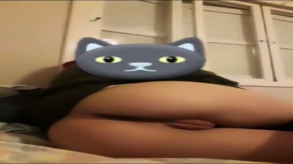 junges MÃ¤dchen streichelt ihren Pfirsich