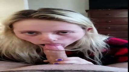 Elle adore jouer avec le sperme !