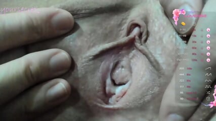 Chaturbate Livestreamer Opens Pussy