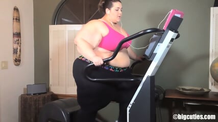 SSBBW MaryBoberry Huge Ass Elliptical Struggle