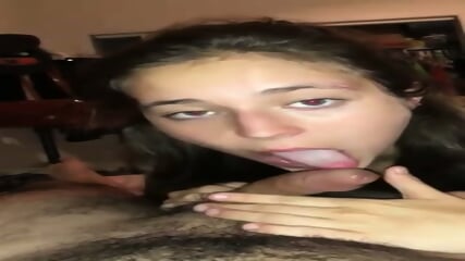 Jeune nana enrhumee essaye d'aspirer la queue entiere