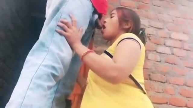 Yellow saree me dehati bhabhi ki chhat par chudai hui