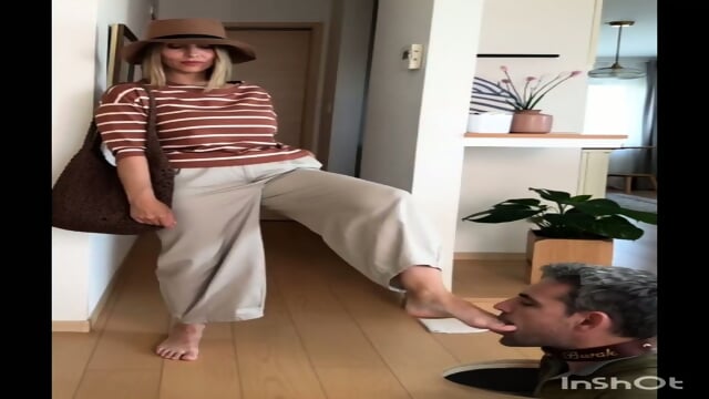 Foot worship (by buromech)