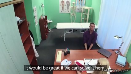 La Enfermera Ayuda Al Paciente A Dar Esperma