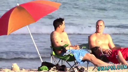Papá Bisexual Y Carnada De Playa Familiar Prohibida Y Cambio