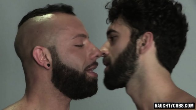 Muscle bear anal and facial cum