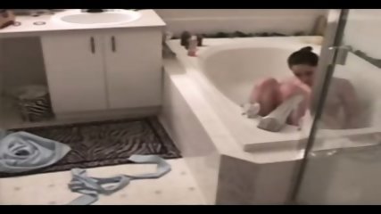 Sis Masturbates In Tub